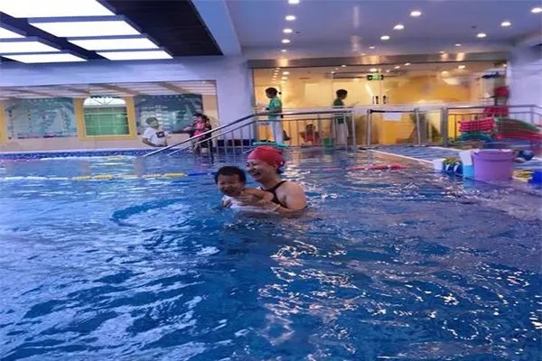 小孩游泳加盟价格多少钱（儿童游泳培训费用解析）