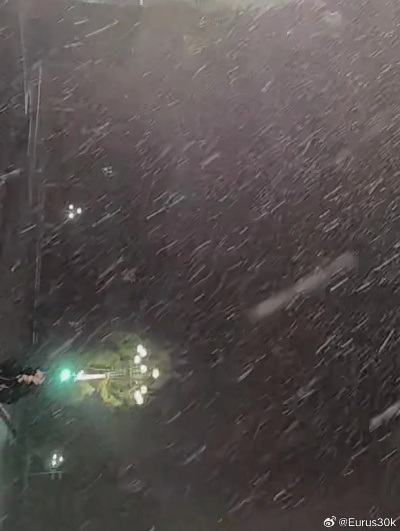 下雪晚上做什么赚钱呢视频 下雪晚上做什么赚钱呢视频下载