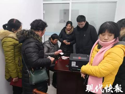 一群女工做什么赚钱