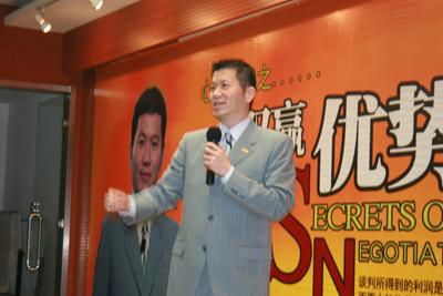 街头小伙多元赚钱方式,才艺、零工、创业与技能学习