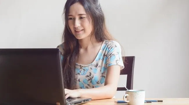 20岁女娃做什么好赚钱 20岁女孩做什么行业好