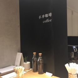 随着现代生活节奏的加快，茶饮店已经成为了人们日常生活中的重要场所之一。茶饮店不仅仅为人们提供口感极佳的饮品，更是人们在忙碌的工作之余放松心情的好去处。那么，茶饮店如何能够迅速实现盈利，做何项目才能够最快地赚到钱呢？本篇文章就此问题进行详细分析并分享几个核心发展思路。