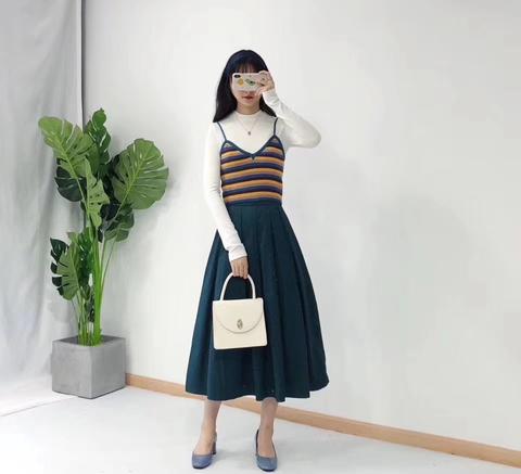 关于“买衣服可以做什么工作赚钱”，这一话题虽然看似简单，但其实背后涉及多个行业和职业。当我们从购买衣服这个日常行为出发，进一步探究与之相关的职业和商业模式时，会发现这其中蕴藏着丰富的赚钱机会。接下来，我将从不同角度展开论述，探讨这一主题背后的多种可能性。