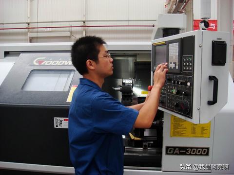 随着互联网的发展和数字化的推进，电脑编程不再仅仅是一个职业或爱好者的专业领域，而是一种能够实现远程兼职、自由盈利的技能。对于那些在电脑编程方面具备专业能力的人而言，他们可以通过多种兼职方式赚钱，而这些方式不仅限于传统的软件开发和项目维护。以下我们将探讨电脑代码能做什么兼职赚钱以及如何通过不同的途径利用自己的编程技能来赚取额外收入。