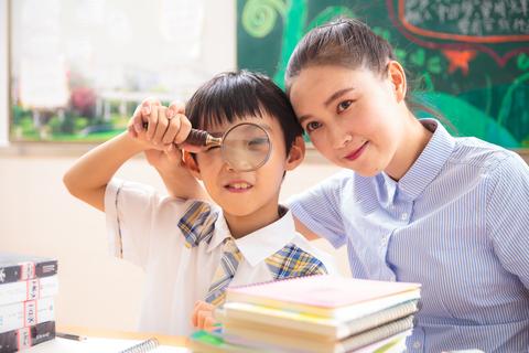 关于“去做什么职业赚钱最快呢”，这个问题有很多不同的观点，也会因为个人的技能、兴趣和所处的环境等各种因素有所变化。在考虑这样的问题时，不应仅看到赚钱的速慢性，还要考虑长期发展和工作的意义，应以积极向上的态度和灵活的思维去寻找那契合于个人的金钱与价值双重平衡的职业方向。以下为多个角度来论述适合的职业方向，