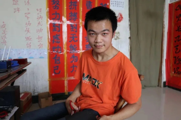 失明小伙的独特赚钱之路，探索与挑战并重的人生篇章