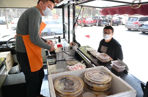 摆地摊做什么熟食赚钱多，发掘畅销美食之道与策略剖析