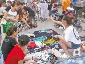 在家巧手艺到街头摆摊赚翻篇，普通人如何在风口立足淘金时代