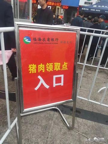 医药品牌背后的甜蜜故事，女朋友拍照时刻的温暖守护