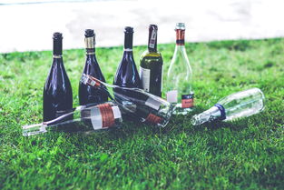 白酒行业品牌溢价率高达300%为什么我们愿意为酒瓶里的黄金买单？